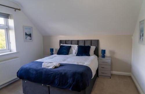 Barnt Green Casa | Spacious 15 Guest Home With 9 Beds in Shirley