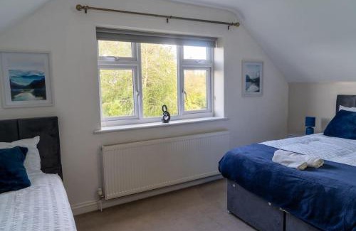 Barnt Green Casa | Spacious 15 Guest Home With 9 Beds in Shirley