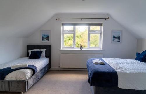 Barnt Green Casa | Spacious 15 Guest Home With 9 Beds in Shirley
