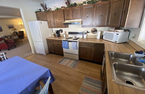 Turnagain Apartamento | Spacious 1700 sqft 2 bdrm near airport and downtown-Sleeps 8, pet friendly