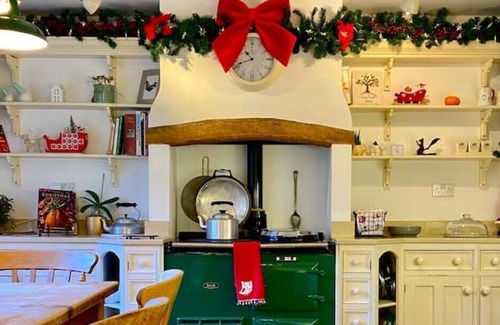 Warren Row Casa | Spacious, 1790's Beckfords Cottage by the Forest