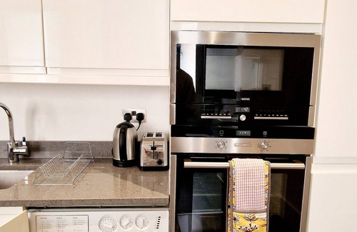 Castle Baynard Apartamento | Spacious 1bd Unit - Steps from Blackfriars Bridge