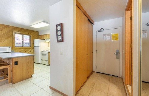 Truckee Condominio | Spacious 1BR Condo w/Partial Lake View #117 at Donner Lake Village