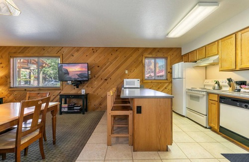 Truckee Condominio | Spacious 1BR Condo w/Partial Lake View #117 at Donner Lake Village