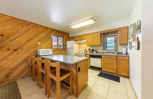 Truckee Condominio | Spacious 1BR Condo w/Partial Lake View #117 at Donner Lake Village