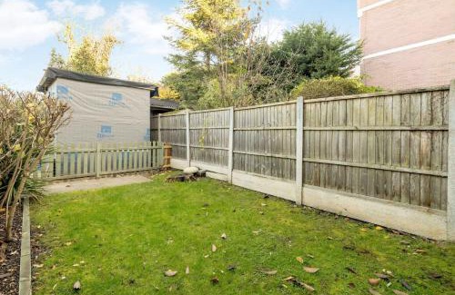 Wanstead Casa | Spacious 1BR Flat in Wanstead: Garden & Comfort