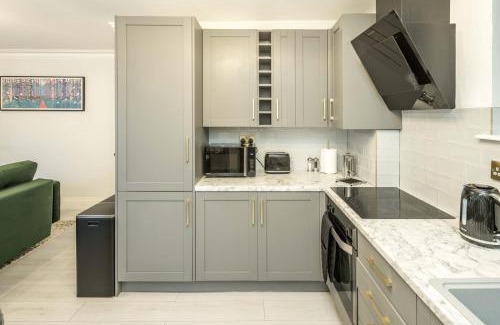 Wanstead Casa | Spacious 1BR Flat in Wanstead: Garden & Comfort