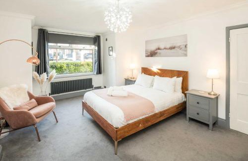 Wanstead Casa | Spacious 1BR Flat in Wanstead: Garden & Comfort