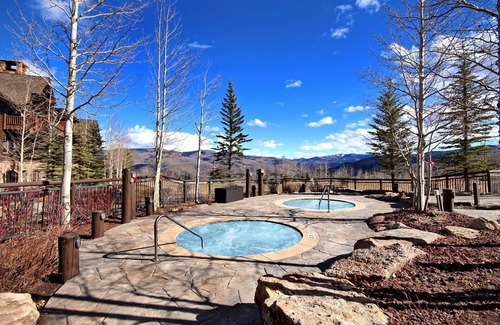 Avon Condominio | Spacious 1Br Ski in/Ski Out the Top of Bachelor Gulch! by RedAwning