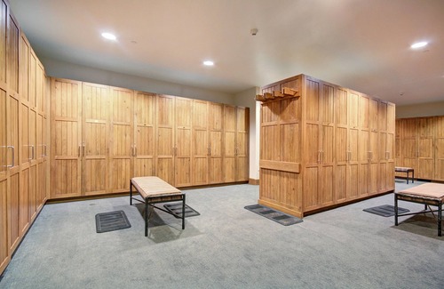 Avon Condominio | Spacious 1Br Ski in/Ski Out the Top of Bachelor Gulch! by RedAwning