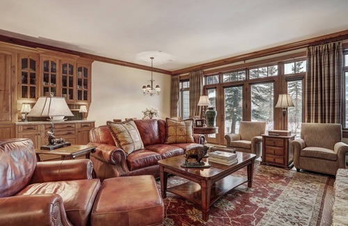 Avon Condominio | Spacious 1Br Ski in/Ski Out the Top of Bachelor Gulch!