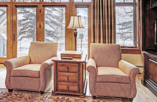 Avon Condominio | Spacious 1Br Ski in/Ski Out the Top of Bachelor Gulch!