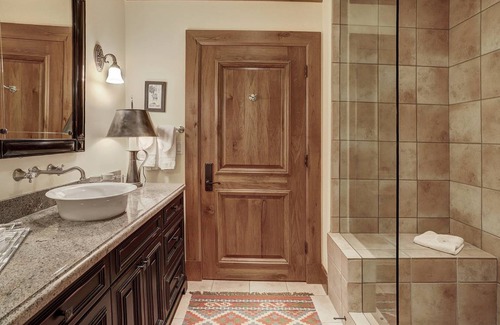 Avon Condominio | Spacious 1Br Ski in/Ski Out the Top of Bachelor Gulch!