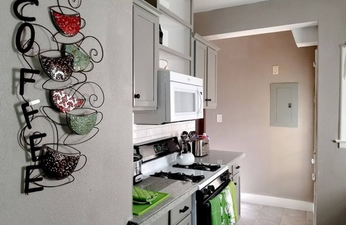 Jefferson Apartamento | Amplio (2/1, 1100 pies cuadrados): 5-15 minutos del aeropuerto, el centro, SeaWorld, etc.