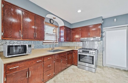 Belleville Casa | Spacious 2/1 w/large yard only 20 min to STL Arch