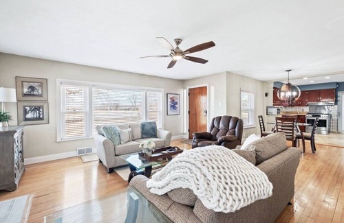 Belleville Casa | Spacious 2/1 w/large yard only 20 min to STL Arch
