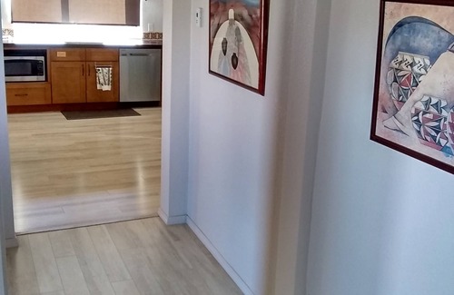West Alameda Casa | Amantemente remodelado retiro de 2 dormitorios y 2 baños, con amplias vistas de Santa F