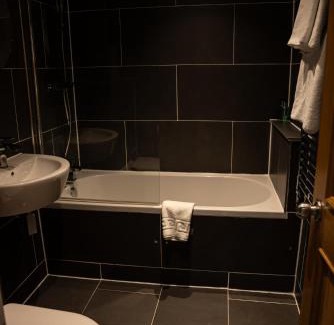 St. Helen's Apartamento | Spacious 2-BDR Flat! 1 minute to tube station