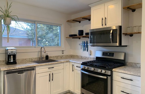 Kingston Casa | Spacious 2 Bdrm with Office close to downtown Kingston