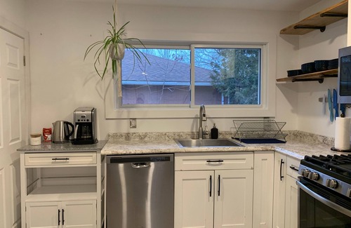 Kingston Casa | Spacious 2 Bdrm with Office close to downtown Kingston