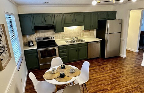 Knoxville Condominio | Spacious 2 Bed, 1.5 Bath Condo. Safe, Clean & Stylish 4.3 miles to Downtown/UT