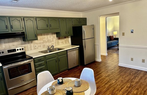 Knoxville Condominio | Spacious 2 Bed, 1.5 Bath Condo. Safe, Clean & Stylish 4.3 miles to Downtown/UT