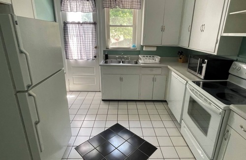 Lima Casa | Spacious 2 bed 1 bath in the center of Lima resting on the park