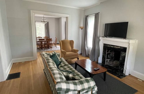 Lima Casa | Spacious 2 bed 1 bath in the center of Lima resting on the park