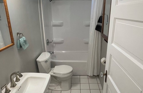 Lima Casa | Spacious 2 bed 1 bath in the center of Lima resting on the park