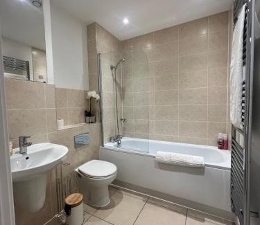 Horley Apartamento | Spacious 2 Bed, 2 Bath Apartment by MCF