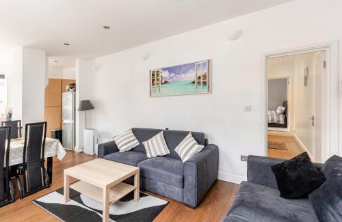 Balham Apartamento | Spacious 2 BED 2 BATH Apartment with FREE PARKING for 2 cars and underground station Zone 2 for quick access to Central London up to 10 guests