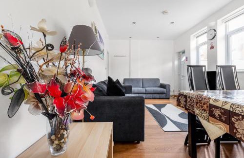 Balham Apartamento | Spacious 2 BED 2 BATH Apartment with FREE PARKING for 2 cars and underground station Zone 2 for quick access to Central London up to 10 guests