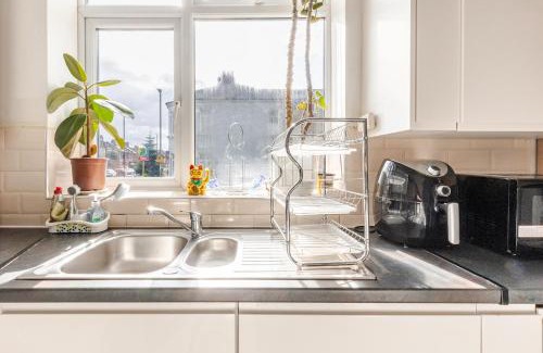 Balham Apartamento | Spacious 2 BED 2 BATH Apartment with FREE PARKING for 2 cars and underground station Zone 2 for quick access to Central London up to 10 guests