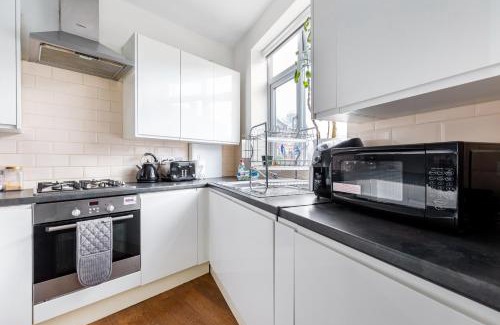 Balham Apartamento | Spacious 2 BED 2 BATH Apartment with FREE PARKING for 2 cars and underground station Zone 2 for quick access to Central London up to 10 guests