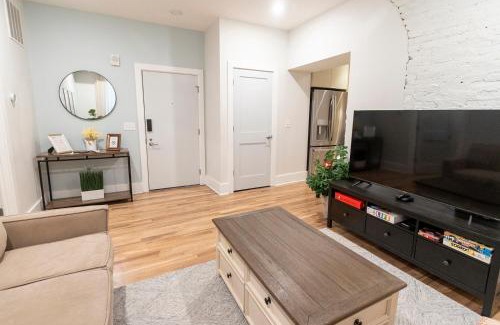 Central Business District Apartamento | Spacious 2 bed 2 bath Downtown OTR condo minutes walk to the Reds Bengals stadium & more!