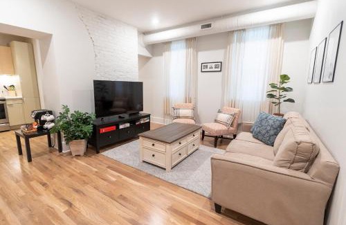 Central Business District Apartamento | Spacious 2 bed 2 bath Downtown OTR condo minutes walk to the Reds Bengals stadium & more!
