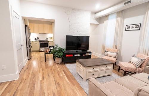 Central Business District Apartamento | Spacious 2 bed 2 bath Downtown OTR condo minutes walk to the Reds Bengals stadium & more!