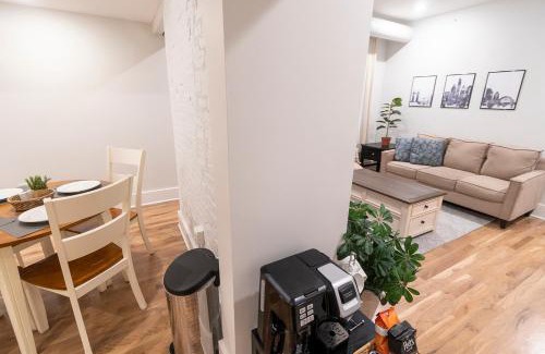 Central Business District Apartamento | Spacious 2 bed 2 bath Downtown OTR condo minutes walk to the Reds Bengals stadium & more!