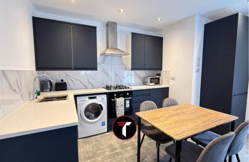 Rushmoor District Apartamento | Spacious 2 Bed 2 Bath Flat with Free parking