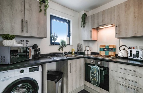 George Green Apartamento | Spacious 2 Bed 2 Bath Flat with Parking in Slough