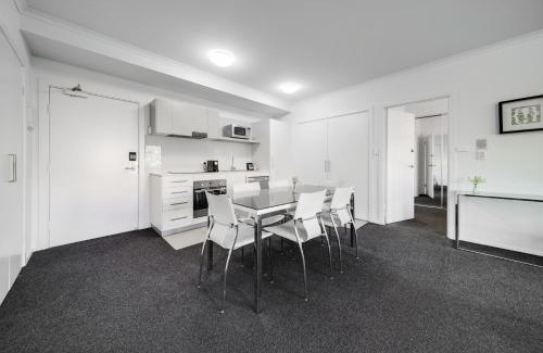 Greenway Apartamento | Spacious 2-Bed Conveniently by Lake Tuggeranong