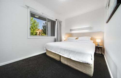 Greenway Apartamento | Spacious 2-Bed Conveniently by Lake Tuggeranong