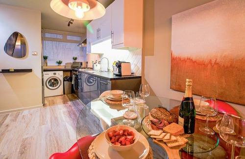 Tower Hamlets Apartamento | Spacious 2-Bed Flat | Sleeps 5 | King Bed | Fast Links to City & Wharf