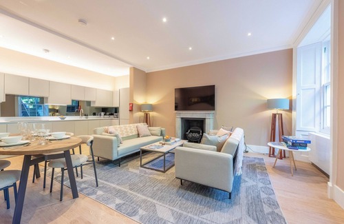 New Town Apartamento | Spacious 2-Bed on Wemyss Place- Walk to Princes St, Pet-Friendly, Sleeps 5