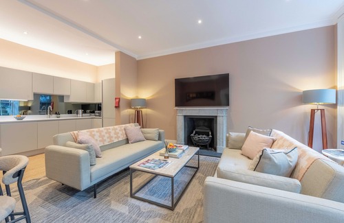 New Town Apartamento | Spacious 2-Bed on Wemyss Place- Walk to Princes St, Pet-Friendly, Sleeps 5