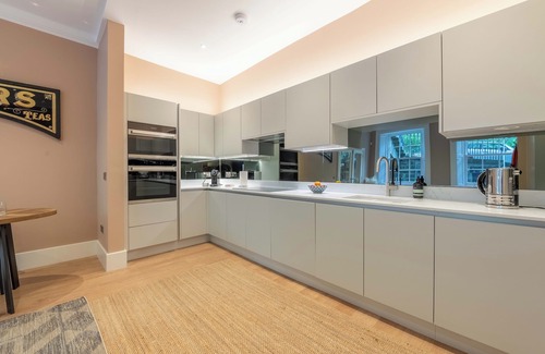 New Town Apartamento | Spacious 2-Bed on Wemyss Place- Walk to Princes St, Pet-Friendly, Sleeps 5