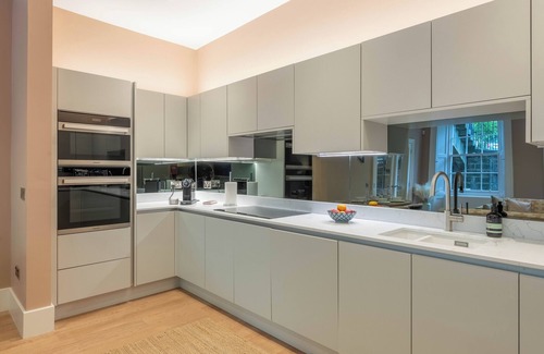 New Town Apartamento | Spacious 2-Bed on Wemyss Place- Walk to Princes St, Pet-Friendly, Sleeps 5