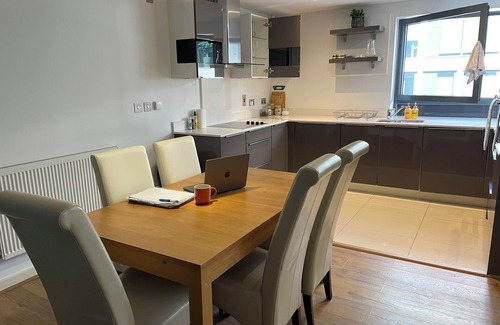 Guildford Apartamento | Spacious 2 Bedroom Apartment in Town Centre