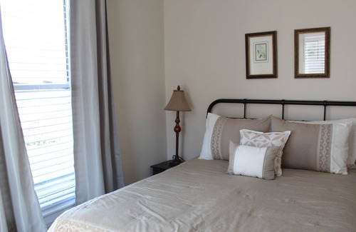 Roselawn Finance Apartamento | Spacious 2 Bedroom Apartment w/ Off-Street Parking
