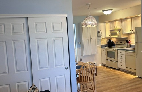 Southend Condominio | Spacious 2-bedroom corner condo on the beach with pool, AC, & WiFi in Brigantine